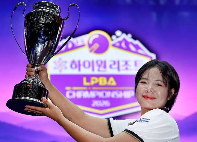 우승 트로피를 들고 기뻐하는 스롱 피아비. 사진=PBA