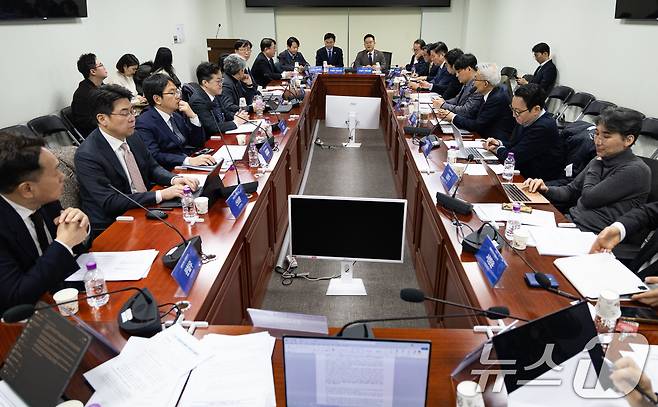 민병덕 더불어민주당 디지털자산 TF 위원이 지난 2월 서울 여의도 국회 의원회관에서 열린 디지털자산 TF 위원 및 자문단 회의에서 발언하고 있다. 2026.2.24 ⓒ 뉴스1 유승관 기자