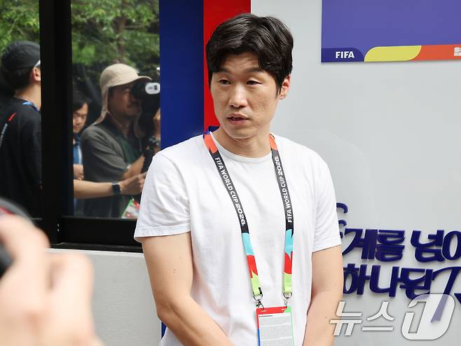 박지성이 10일(현지시간) 멕시코 과달라하라 인근 사포판에 위치한 2026 북중미 월드컵 대한민국 축구 국가대표팀 훈련장인 '치바스 바예 베르데'에서 취재진의 질문에 답하고 있다. 2026.6.11 ⓒ 뉴스1 임세영 기자