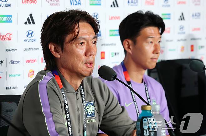 홍명보 대한민국 축구국가대표팀 감독이 10일(현지시간) 멕시코 할리스코주 사포판 과달라하라 스타디움에서 2026 북중미 월드컵 A조 조별리그 1차전 대한민국과 체코의 경기를 하루 앞두고 열린 공식 기자회견에서 발언을 하고 있다. 오른쪽은 손흥민. 2026.6.11 ⓒ 뉴스1 임세영 기자