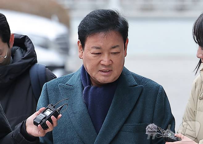 안부수 아태평화교류협회장이 12일 서울 서초구 서울고검 인권침해 태스크포스(TF)에서 피의자 조사를 받기 위해 출석하고 있다. 검찰은 쌍방울 측이 대북송금 재판의 핵심 증인인 안 회장의 진술을 회유하기 위해 금품 등을 제공했다는 의혹을 수사하고 있다. 2026.1.12 ⓒ 뉴스1 김성진 기자