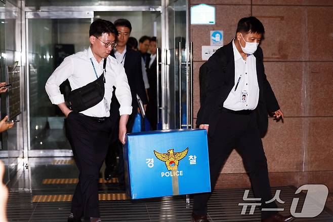 6·3 지방선거 투표용지 부족 사태를 수사하는 검경 합동수사본부 수사관들이 11일 서울 송파구선거관리위원회에 대한 압수수색을 마친 후 압수품 상자를 들고 이동하고 있다. 2026.6.11 ⓒ 뉴스1 이호윤 기자