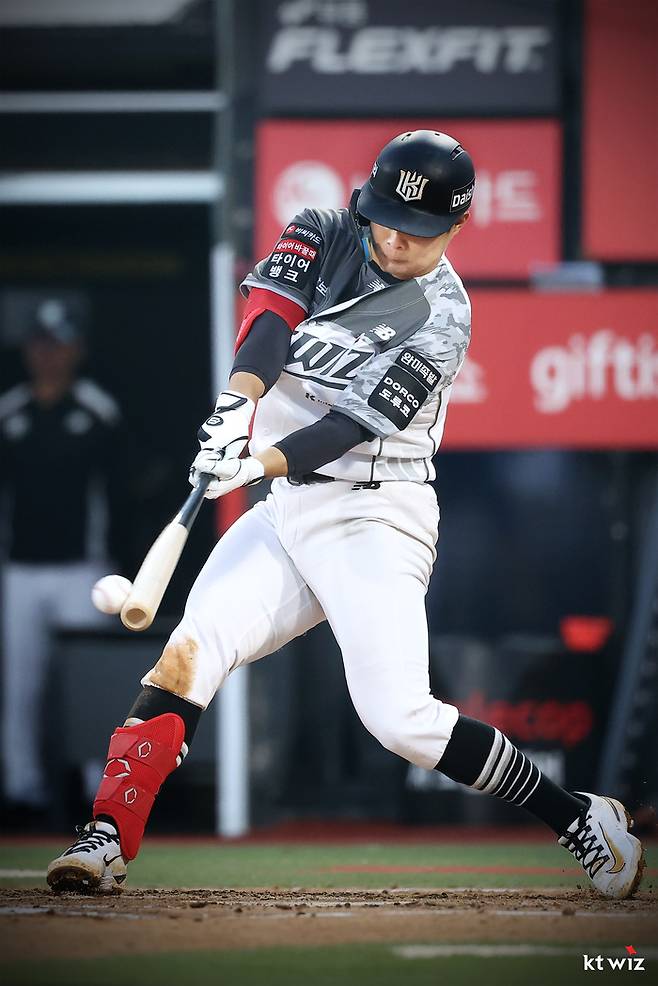 KT 권동진이 10일 수원케이티위즈파크에서 열린 2026 KBO리그 정규시즌 삼성과 경기에서 4회말 2타점 2루타를 치고 있다. 사진 | KT 위즈