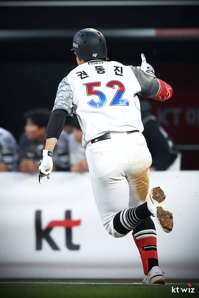 KT 권동진이 10일 수원케이티위즈파크에서 열린 2026 KBO리그 정규시즌 삼성과 경기에서 4회말 2타점 2루타를 치고 있다. 사진 | KT 위즈