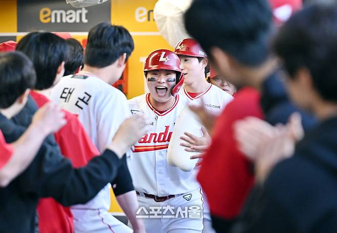 SSG 고명준이 15일 문학구장에서 열린 2026 KBO리그 두산과 경기 1회말 2사 2-3루 상황에서 두산 선발 이영하를 상대로 선제 3점 홈런을 친 뒤 동료들과 하이파이브를 나누고 있다. 문학 | 박진업 기자 upandup@sportsseoul.com