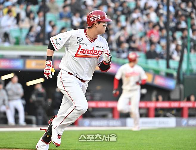 SSG 고명준이 15일 문학구장에서 열린 2026 KBO리그 두산과 경기 1회말 2사 2-3루 상황에서 두산 선발 이영하를 상대로 선제 3점 홈런을 친 뒤 타구를 바라보고 있다. 고명준의 시즌 4호 홈런. 문학 | 박진업 기자 upandup@sportsseoul.com