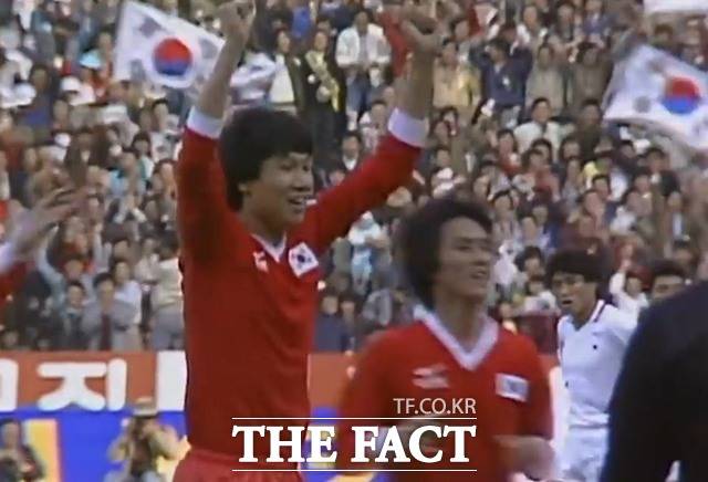 1986년 멕시코 월드컵 아시아 최종예선 2차전이 펼쳐진 1985년 11월 잠실종합경기장에서 일본에 1-0 승리를 거두고 32년 만의 월드컵 본선 진출을 확정한 순간./KFA