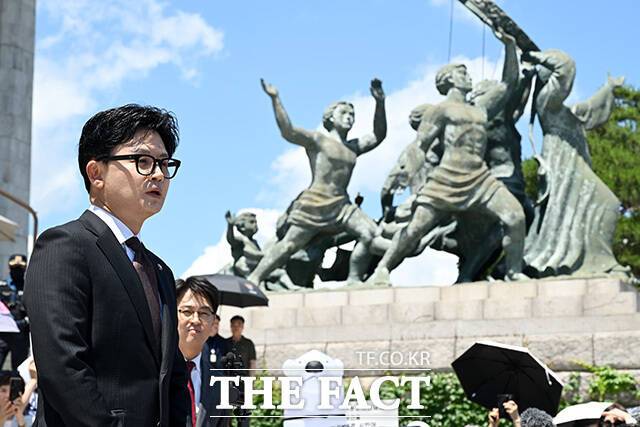 한동훈 무소속 의원이 11일 장동혁 국민의힘 대표를 겨냥해 "보수 정치를 더 우습게 만들고 있다"고 비판했다. 사진은 한 의원이 지난 5일 오후 서울 여의도 국회로 등원하며 발언을 하고 있는 모습. /남용희 기자