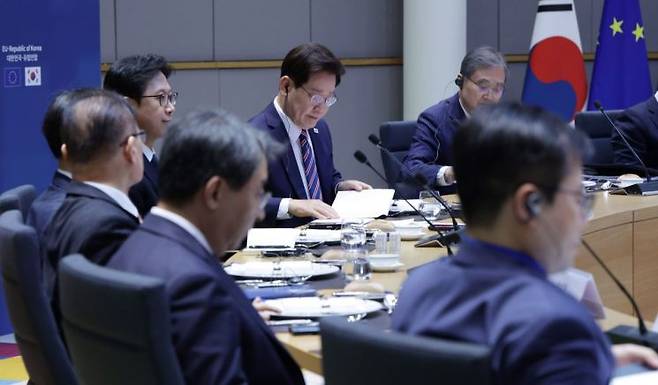 이재명 대통령이 10일(현지시간) 벨기에 브뤼셀 EU이사회 본부에서 안토니우 코스타 EU 정상회의 상임의장, 우르즐라 폰데어라이엔 EU 집행위원장과의 오찬 확대회담 시작을 기다리고 있다. 2026.6.10 연합뉴스