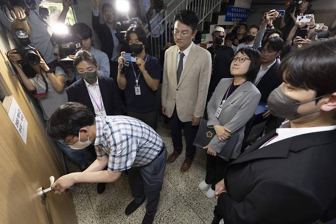 서울동부지방법원이 서울 송파구 잠실7동 제2투표소였던 아파트 노인정에서 현장 검증을 하는 모습. (사진=연합뉴스)