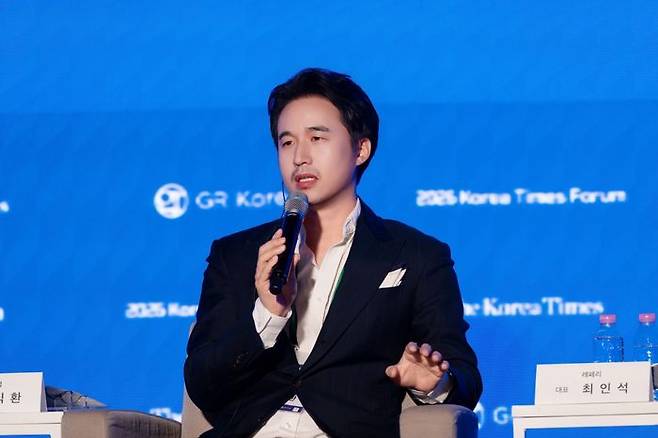 ‘2026 코리아타임스 포럼’에서 발언 중인 한세실업 김익환 부회장. ⓒ한세실업