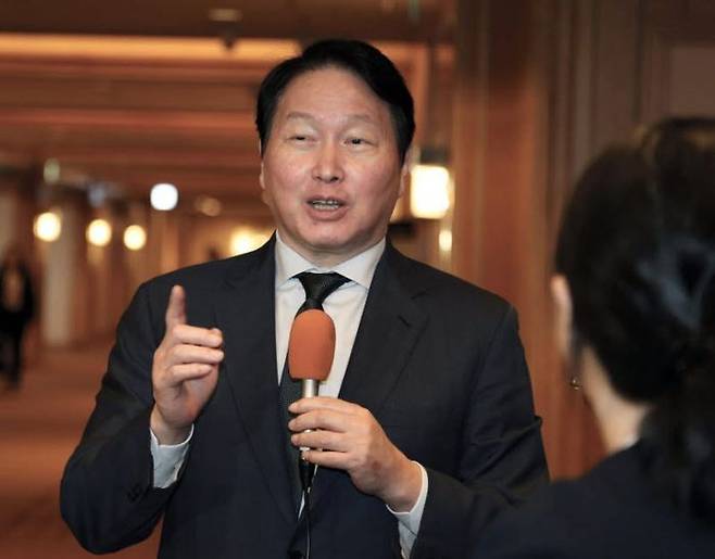 최태원 SK 그룹 회장이 10일 일본 도쿄 제국호텔에서 열린 닛케이포럼 '한일특별세션' 대담 참석 뒤 기자들의 질의에 응답하고 있다.ⓒSK