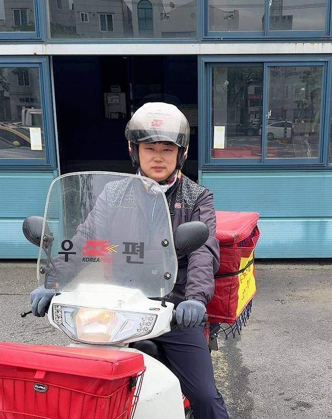 이서준 순천우체국 집배원은 4월 1일 순천시 조곡동 한 아파트 인근에서 우편물을 배달하다 길에 쓰러져 있는 80대 할아버지를 발견해 구조했다. 전남지방우정청 제공