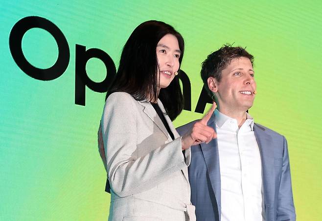 정신아 카카오 대표와 챗GPT 개발사 오픈AI의 샘 올트먼 최고경영자(CEO)가 4일 서울 중구 플라자호텔에서 열린 전략적 제휴 체결 공동 기자간담회에서 포즈를 취하고 있다. 카카오는 국내 기업으로는 처음으로 오픈AI와 전략적 제휴를 맺고 인공지능(AI) 서비스 고도화를 위한 기술 협력은 물론 공동 상품 개발 등을 추진할 계획이다. 2025.2.4 ⓒ 뉴스1