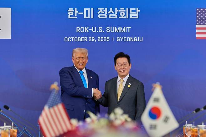 이재명 대통령과 도널드 트럼프 미국 대통령이 지난해 10월 경북 경주박물관에서 열린 한미 정상회담에 앞서 악수하고 있다. 대통령실 제공.