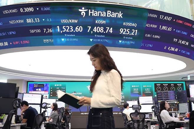 11일 서울 하나은행 본점 딜링룸에서 관계자가 업무를 보고 있다. 뉴시스 제공