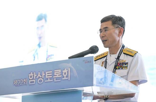 김경률 해군참모총장이 11일 대형수송함 마라도함에서 열린 '제22회 함상토론회'에서 개회사를 하고 있다. 해군 제공