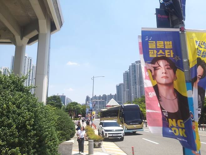 방탄소년단 부산 공연이 열리는 부산 아시아드주경기장 근처 도로에 방탄소년단이 그려진 펼침막이 걸려 있다.