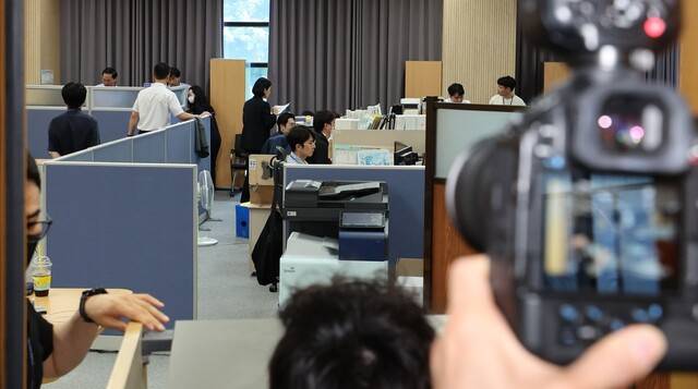 6ㆍ3 지방선거 투표지 부족사태 사건을 수사 중인 서울경찰청 광역범죄수사대 관계자가 11일 오후 경기도 과천시 중앙선거관리위원회 선거종합상황실에서 압수수색을 하고 있다. 정용일 선임기자 yongil@hani.co.kr
