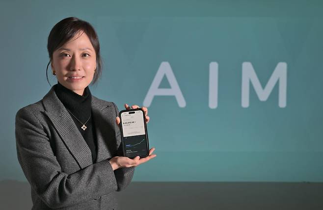 이지혜 에임 대표가 서울 세종로 한국일보사에서 AI를 이용한 퀀트투자 앱 '에임'에 대해 설명하고 있다. 최주연 기자