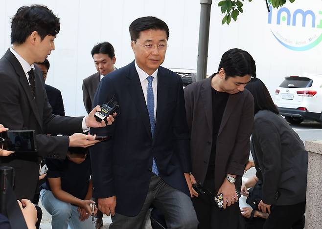 지난달 22일 홍장원 전 국가정보원 제1차장이 경기 과천시 2차 종합특별검사팀 사무실에 피의자 신분으로 출석하고 있다. 뉴시스