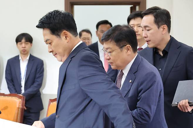 장동혁 국민의힘 대표와 정점식 원내대표가 11일 서울 여의도 국회에서 열린 최고위원회의에 참석하고 있다. 뉴스1