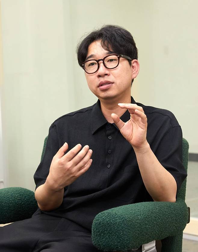 한자·한글을 아우르는 글씨와 전각을 바탕으로 활동하는 서예가 우현 조용연.