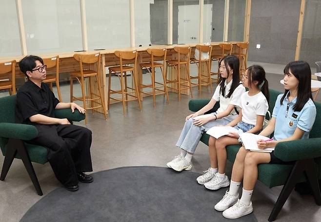소중 학생기자단이 조용연 작가를 인터뷰하며 글씨와 서예 작품, 캘리그래피 작업과 글씨 문화에 대한 궁금증을 풀었다.