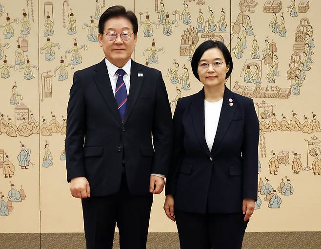 청와대는 7일 이재명 대통령이 신임 국무총리 후보자로 한성숙 중소벤처기업부 장관을 지명했다고 발표했다. 사진은 지난해 이 대통령이 한 장관에게 임명장 수여 후 기념촬영을 하는 모습. 연합뉴스