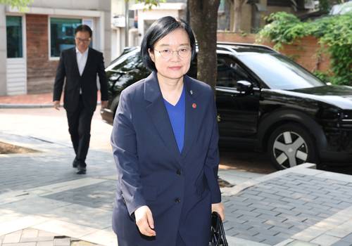 ▲ 한성숙 국무총리 후보자가 지난 10일 인사청문회 준비 사무실이 마련된 서울 종로구 통의동 금융감독연수원으로 출근하고 있다. 연합뉴스