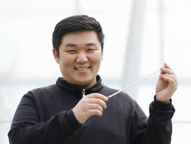 윤한결 지휘자가 9일 경기도 수원시 인계동 경기아트센터에서 한국경제신문과의 인터뷰에 앞서 포즈를 취하고 있다. 사진=이솔 기자