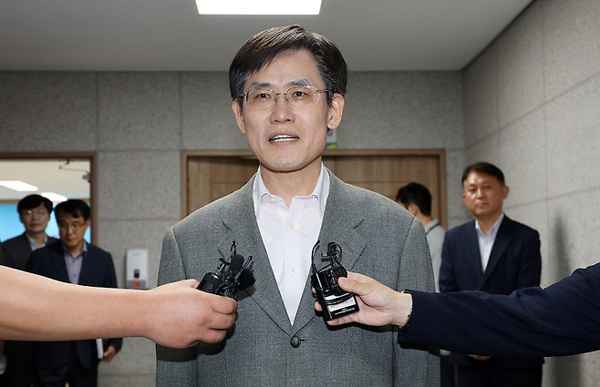 김상곤 전북도선거관리위원장이 11일 전북선관위 위원회의실을 나와 6·3 지방선거 전북교육감 선거 개표 과정에서 발생한 득표수 입력 오류와 관련한 입장을 밝히고 있다. 연합뉴스
