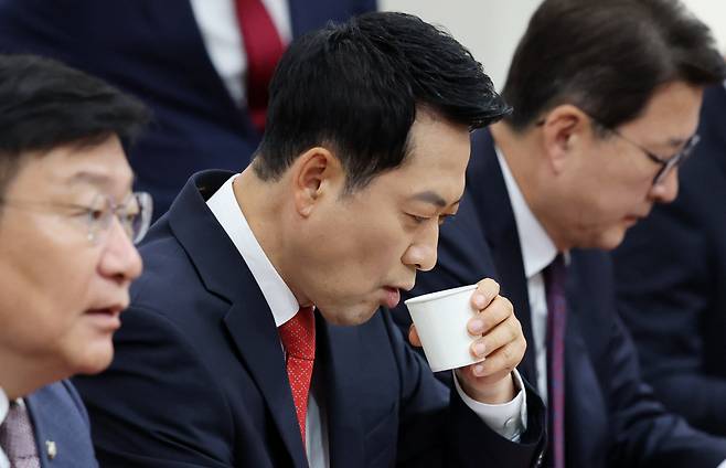 장동혁 국민의힘 대표가 11일 최고위원회의 도중 물을 마시고 있다 박민규 선임기자