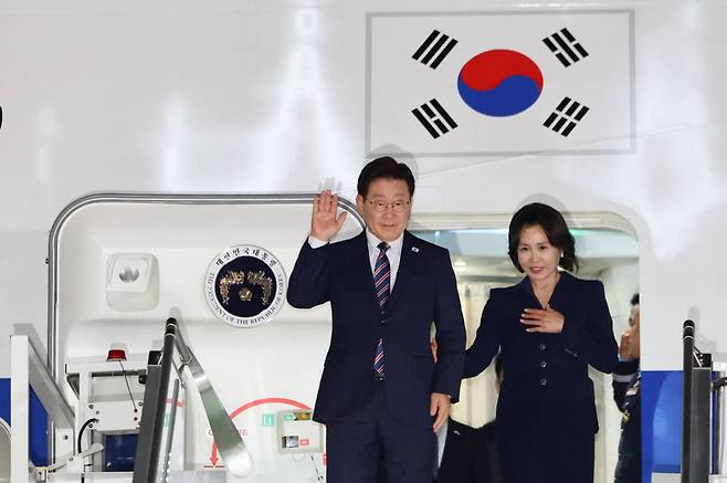 이탈리아를 국빈 방문한 이재명 대통령과 김혜경 여사가 10일(현지시간) 로마 피우미치노 국제공항에 도착한 공군 1호기에서 환영객에게 인사하고 있다. 연합뉴스
