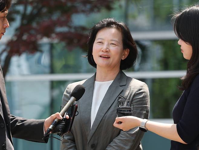 법무부 인사에서 고검 검사급 보직으로 사실상 강등된 정유미 검사장(대전고검 검사)이 11일 서울 서초구 서울행정법원에서 열린 인사명령처분취소 1심 판결선고기일에 출석한 뒤 밖으로 나서며 취재진 질문에 답하고 있다. / 사진=연합뉴스