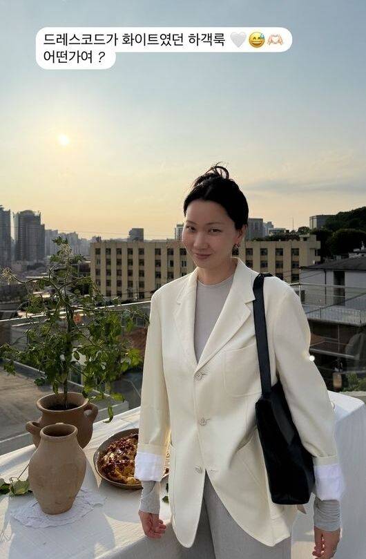 장윤주가 독특한 드레스코드가 적용된 결혼식 하객 패션을 공개했다. / 장윤주 SNS
