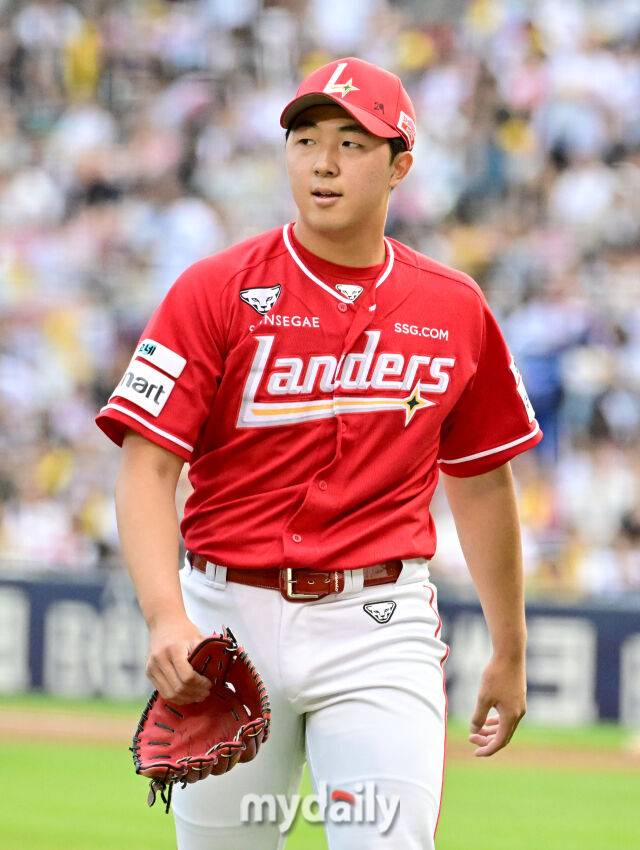 2026년 6월 9일 오후 서울 잠실구장에서 열린 '2026 신한 SOL KBO리그' SSG 랜더스와 LG 트윈스의 경기. SSG 선발투수 김민준이 1회말 투구를 마친 뒤 더그아웃으로 들어가고 있다./마이데일리