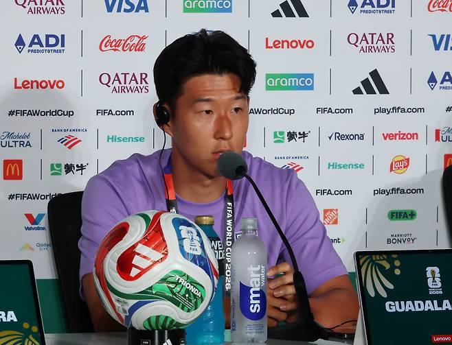 2026 피파 월드컵에 출전한 한국축구국가대표팀의 손흥민이 체코와의 경기를 하루 앞둔 10일(현지시간) 멕시코 과달라하라 스타디움에서 열린 공식 기자회견에서 질문에 답하고 있다 <연합뉴스>