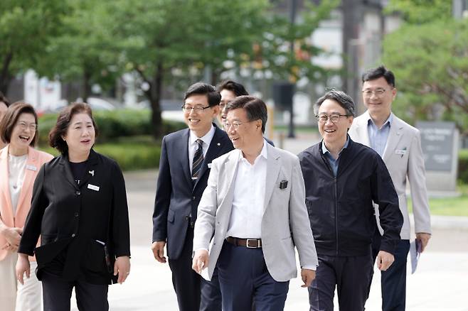 신상진 성남시장이 재선 확정 이후 성남시 관계자들과 시청으로 걸어오고 있다. 성남시 제공