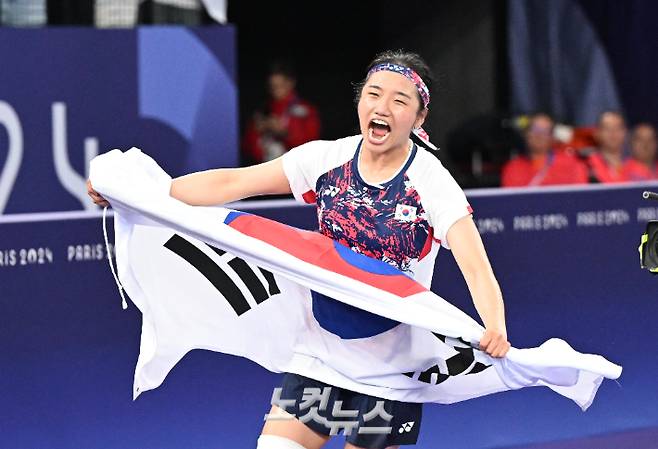 안세영이 2024 파리올림픽 배드민턴 여자 단식 금메달을 확정한 뒤 태극기를 들고 기뻐하는 모습. 2024.8.5 파리= 올림픽사진공동취재단/JI 황진환 기자