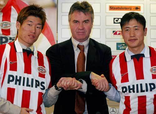 2003년 네덜란드 명문 PSV 에인트호번에 입단한 이영표(오른쪽). AP 연합