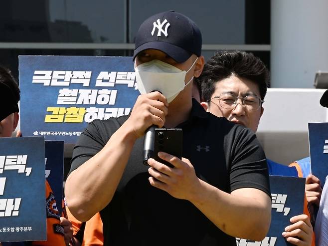 발언하는 광주 숨진 여성 소방공무원 약혼자 - 11일 오후 광주 서구 광주시청 앞에서 대한민국공무원노동조합총연맹 소방공무원노동조합이 ‘광주소방본부 부조리 조직문화 타파와 고(故) 소방공무원 사망사건 진상규명’을 촉구하는 기자회견을 연 가운데 숨진 여성 소방공무원 약혼자가 발언하고 있다. 2026.6.11 뉴시스
