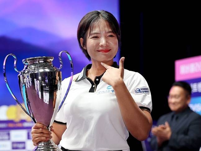 스롱 피아비가 10일 강원도 정선군 하이원리조트 그랜드호텔 컨벤션타워에서 열린 프로당구 2026-2027시즌 2차 투어 '국민의 행복쉼터 하이원리조트 PBA-LPBA 챔피언십' LPBA 우승을 차지한 뒤 트로피를 들고 포즈를 취하고 있다. /사진=PBA 투어 제공