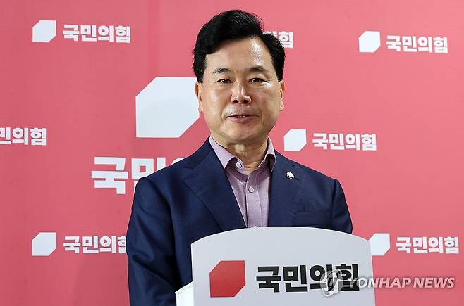 국민의힘 신임 원내운영수석부대표에 김승수 의원 내정 (서울=연합뉴스) 이동해 기자 = 국민의힘 신임 원내운영수석부대표에 내정된 김승수 의원이 국회에서 소감을 밝히고 있다. 2026.6.11 eastsea@yna.co.kr