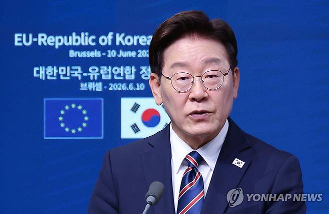 이재명 대통령, 한-EU 공동언론발표 발언 (브뤼셀=연합뉴스) 한상균 기자 = 이재명 대통령이 10일(현지시간) 벨기에 브뤼셀 EU이사회 본부에서 열린 안토니우 코스타 EU 정상회의 상임의장, 우르즐라 폰데어라이엔 EU 집행위원장과의 공동언론발표에서 발언하고 있다. 2026.6.11 xyz@yna.co.kr