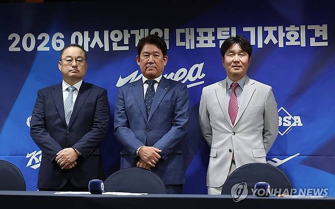 2026 아시안게임 야구대표팀 기자회견 (서울=연합뉴스) 이지은 기자 = 11일 서울 중구 프레스센터에서 열린 2026 아이치·나고야 아시안게임 야구 국가대표팀 최종 명단 공개 기자회견에서 차명주 KBSA(대한야구소프트볼협회) 경기력 향상 위원장(왼쪽부터), KBO 조계현 전력강화위원장, 류지현 대표팀 감독이 포즈를 취하고 있다. 2026.6.11 jieunlee@yna.co.kr