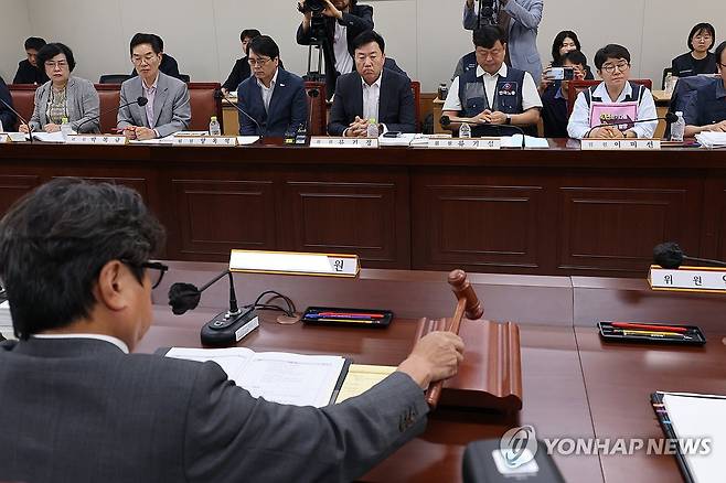 5차 최저임금위, '도급제 근로자 최저임금 적용' 공방 계속 (세종=연합뉴스) 김주성 기자 = 권순원 최저임금위원장이 11일 정부세종청사 최저임금위원회에서 열린 제5차 전원회의를 주재하고 있다.
이날 전원회의에서도 도급제 근로자 최저임금 적용 문제를 다시 논의한다. 2026.6.11 utzza@yna.co.kr
