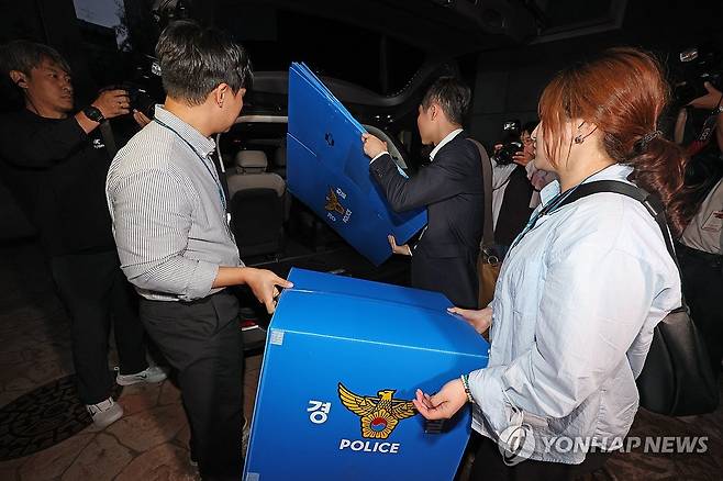 '지선 투표용지 부족' 관련 송파구선관위 압수수색 종료 (서울=연합뉴스) 임화영 기자 = 6·3 지방선거 투표용지 부족 사태를 수사 중인 검·경 합동수사본부 관계자들이 11일 서울 송파구선거관리위원회에서 압수수색을 마친 뒤 압수품을 차에 싣고 있다. 2026.6.11 hwayoung7@yna.co.kr