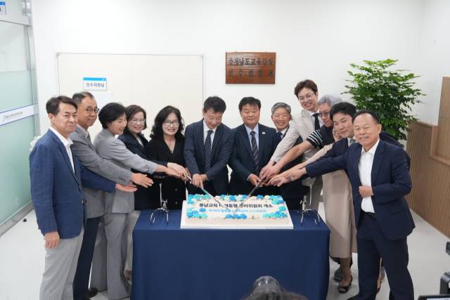 이병도 충남교육감 당선인과 충남교육 미래동행 준비위원회. 사진=김영정 기자