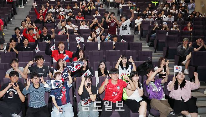 "대한민국 해냈다" 광주대 학생들 응원2026 북중미 월드컵 조별리그 A조 한국과 체코의 경기가 열린 12일 조규성 선수의 모교 광주 남구 진월동 광주대학교 호심관 대강당에서 재학생들이 승리를 기뻐하고 있다. /임문철 기자 35mm@namdonews.com